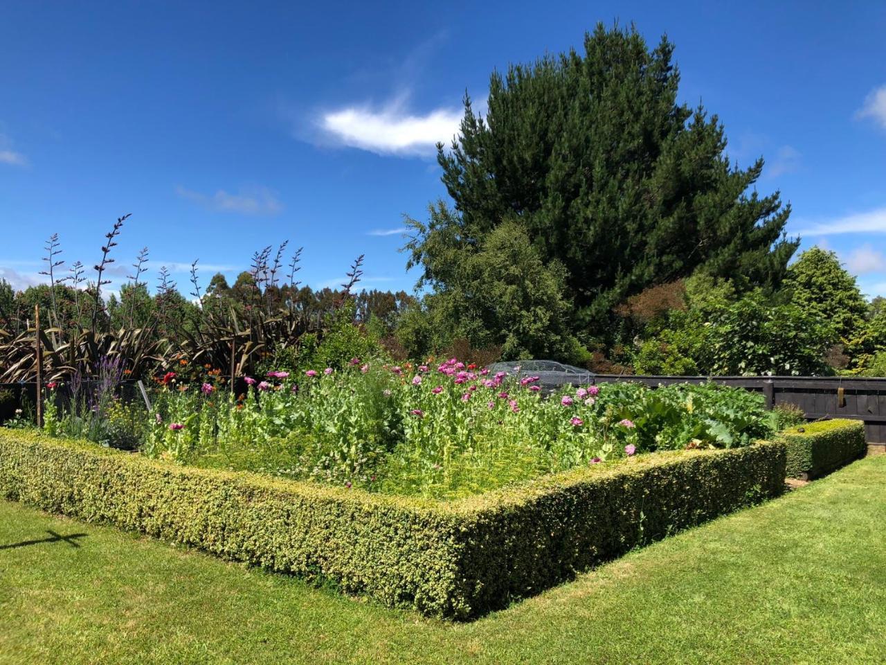 The Pillars Retreat Bed & Breakfast Taupo Exterior photo